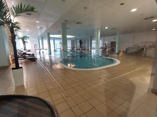 Bazén v ubytovaní Apartament Promenada Park Kołobrzeg alebo v jeho blízkosti