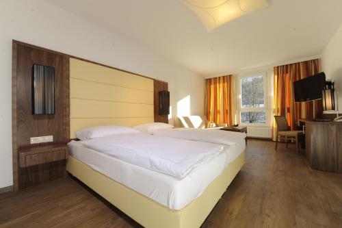 Giường trong phòng chung tại Hotel Kapeller Innsbruck