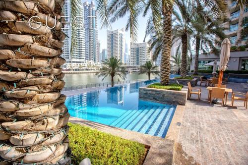 einen Pool mit einer Skyline der Stadt im Hintergrund in der Unterkunft Park Island, Dubai Marina in Dubai