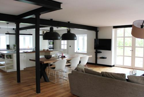 a kitchen and living room with a table and chairs at Mühlen Kate St. Peter Ording in Garding