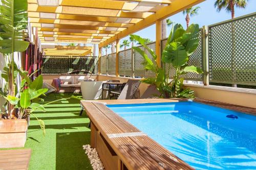 un patio con piscina y una terraza con plantas en Polo Royale Waterfront Luxury Apt - 3 terraces and pool, en Sotogrande