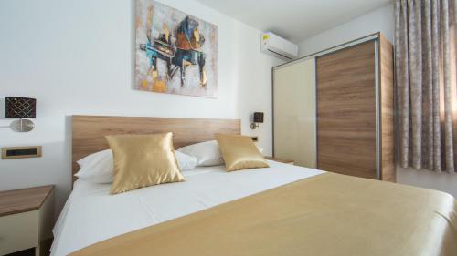 En eller flere senge i et værelse på Rooms & Apartments Toni