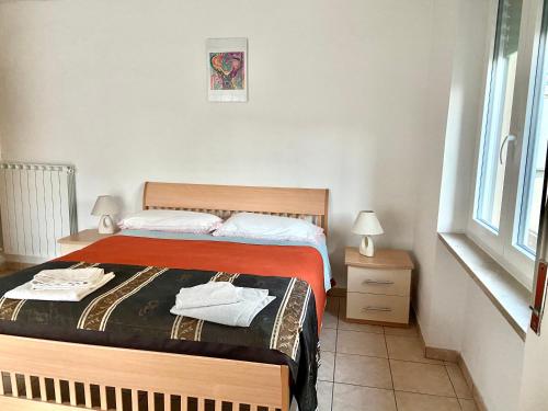 1 dormitorio con 1 cama con 2 toallas en Ciao MARE, en Vasto