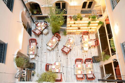 einen Blick über eine Terrasse mit Tischen und Stühlen in der Unterkunft room00 Chueca Hostel in Madrid