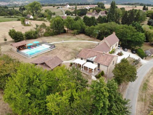 an aerial view of a house with a swimming pool at Cottage de La Mothe in Marnac