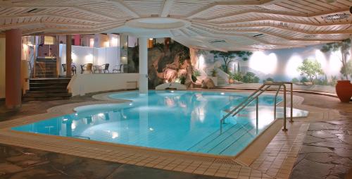 a large swimming pool in a hotel with a ceiling at Villa Huxori in Höxter