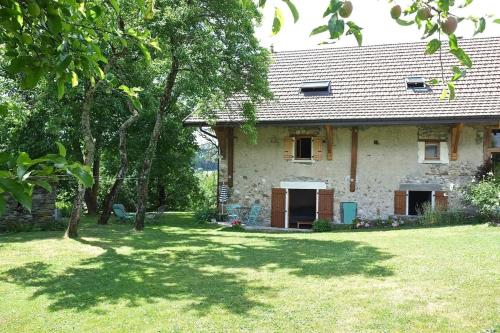 uma antiga casa de pedra com um grande quintal em La Bergerie apartment in an old farmhouse! em Nâves-Parmelan