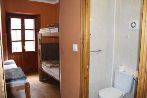 Koupelna v ubytování Albergue-Refugio Sargantana