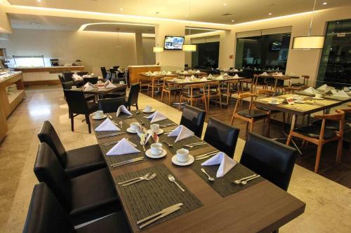 Un restaurante u otro lugar para comer en Radisson Poliforum Plaza Hotel Leon