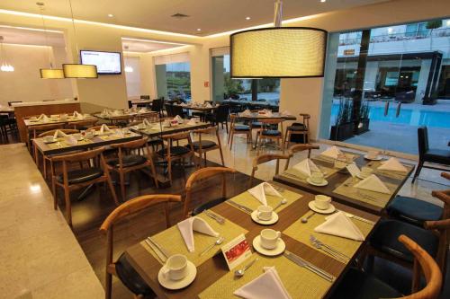Un restaurante u otro lugar para comer en Radisson Poliforum Plaza Hotel Leon
