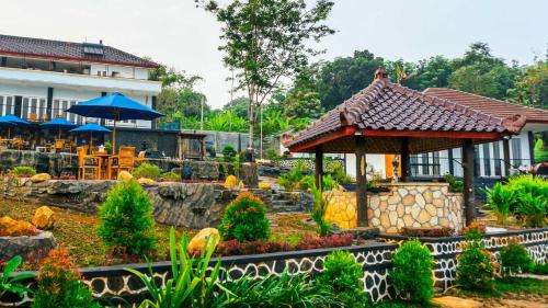 a garden with a pavilion in front of a building at House of Belasun in Pelabuhan Ratu