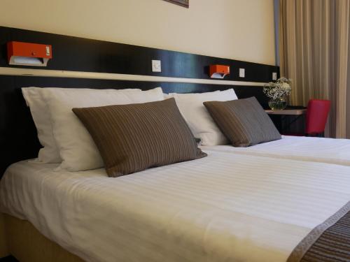 Un pat sau paturi într-o cameră la Hotel Bellevue