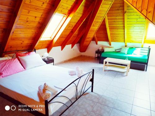 una camera con letto e divano di Apartments Onar ad Argostoli