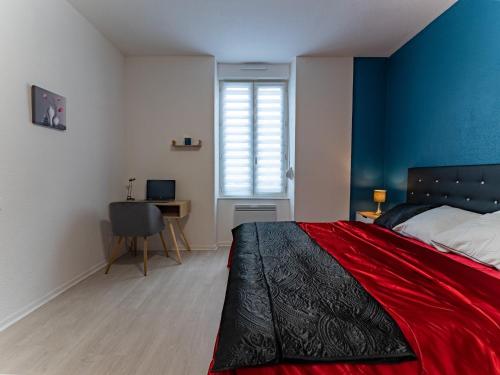a bedroom with a red bed and a desk at ***La Pétillante*** à 2 pas de la Gare et du Centre ville in Reims