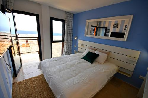 Un pat sau paturi într-o cameră la Panorama Blue