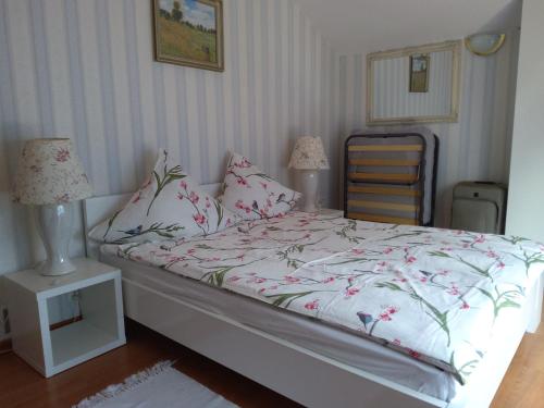 um quarto com uma cama com flores em Dom letniskowy Dorota em Poddabie