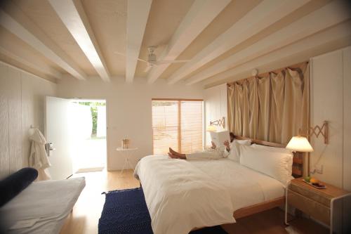 een slaapkamer met een groot wit bed in een kamer bij The Standard Miami in Miami Beach