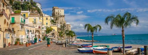 un grupo de barcos en una playa junto al océano en LA CASETTA DI MARY en Cetara