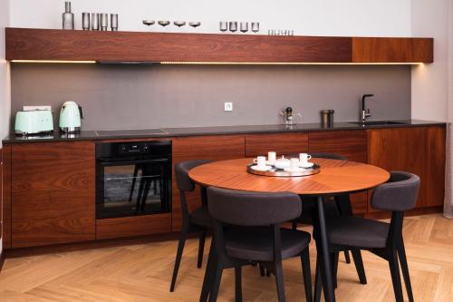 Kuhinja oz. manjša kuhinja v nastanitvi Roze Brīvzemnieka Apartments