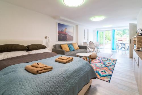 センテンドレにあるCosy and Colorful apartment Szentendreのベッドルーム1室(ベッド1台付)、リビングルームが備わります。