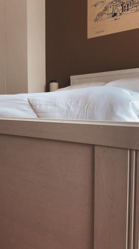 Una cama o camas en una habitación de Hotel Fontaine Bleue