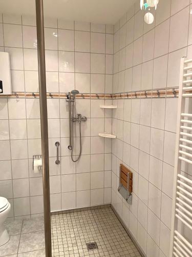 a bathroom with a shower and a toilet at Zimmervermietung Lösken in Duisburg