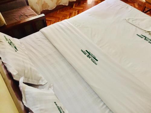Кровать или кровати в номере Vienna Woods Hotel Nakuru