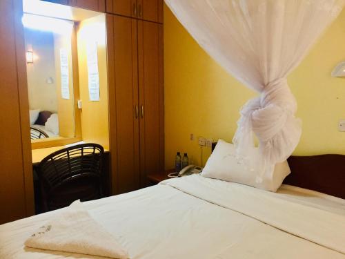 Кровать или кровати в номере Vienna Woods Hotel Nakuru
