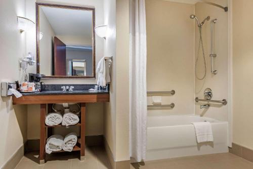 Ett badrum på Comfort Suites Cincinnati Airport