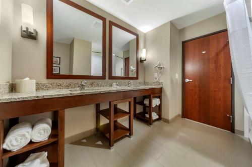 Ένα μπάνιο στο Comfort Suites