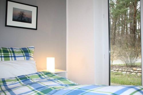 1 dormitorio con cama y ventana en SeeLodge Jabel Appartment 2, en Jabel