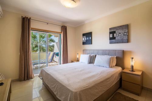 Tempat tidur dalam kamar di Luxury Apartment in São Rafael