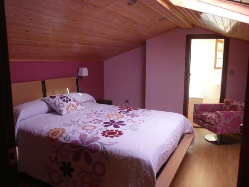 諾雅的住宿－Hotel · Restaurante Asador Tio Manolo，一间卧室设有一张紫色墙壁的大床