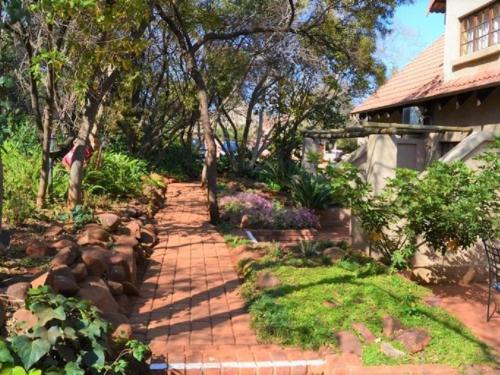 uma passarela de tijolos em frente a uma casa em Bellstone B&B em Pretoria