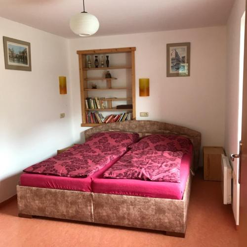 una camera da letto con un grande letto con lenzuola viola di Sněženka a Dolní Morava