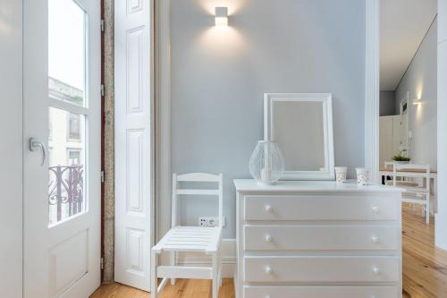 Vestidor blanco en una habitación con ventana en LovelyStay - Porto Windows with AC by central station, en Oporto