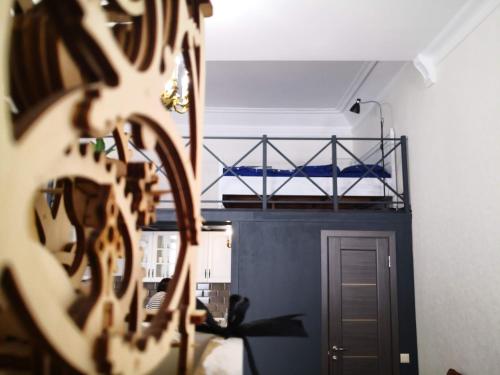 a room with a bunk bed in a room at Затишні апартаменти, Дерибасівська in Odesa