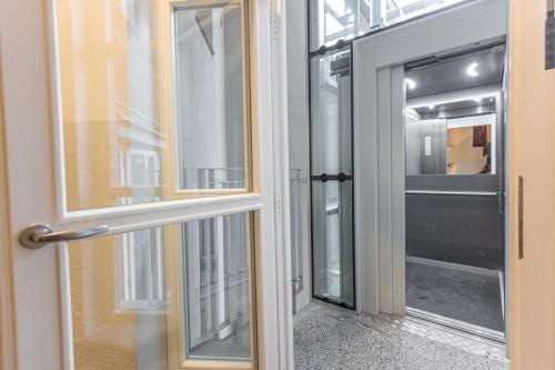 een open deur naar een kamer met een raam bij Jet Hottub - Washer&Dryer - 12min Center - 160MBs WIFI in Praag