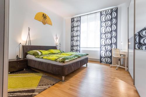 een slaapkamer met een bed en een bureau bij Jet Hottub - Washer&Dryer - 12min Center - 160MBs WIFI in Praag