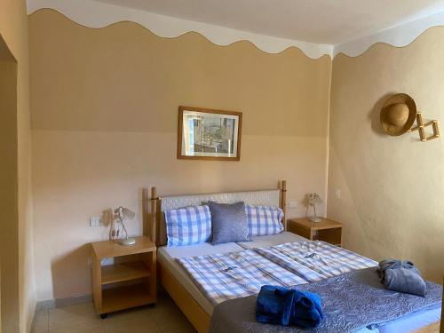 1 dormitorio con 1 cama y 2 mesitas de noche en Casa Azul, en Guía de Isora