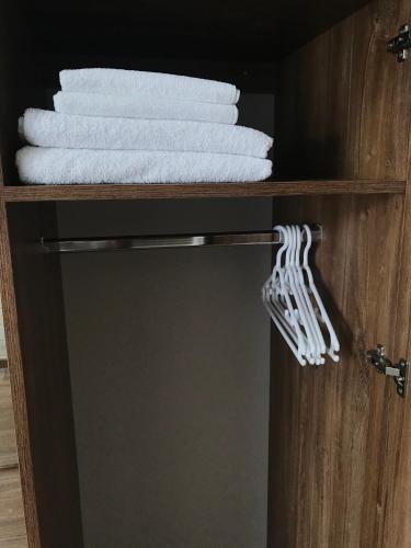 a shelf with white towels in a cabinet at готель Вікторія in Volovets