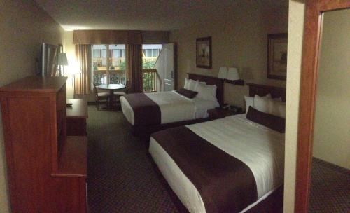 Un pat sau paturi într-o cameră la C'mon Inn & Suites Fargo
