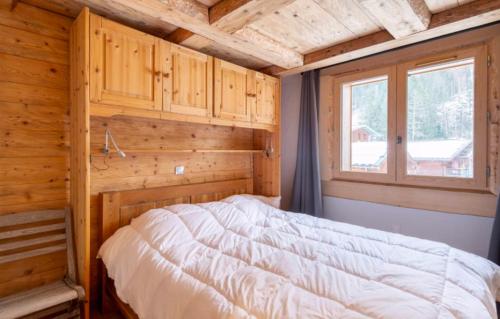 une chambre avec un lit dans une pièce en bois dans l'établissement Home sweet home, à Chamonix-Mont-Blanc