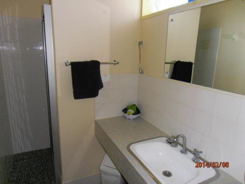 Bilik mandi di Opal Motel