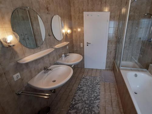 Kylpyhuone majoituspaikassa Chiemsee-Ferienhaus Schlegel