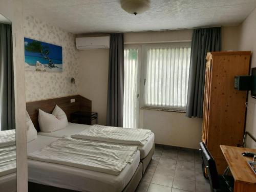 um quarto de hotel com duas camas e uma janela em Hotel Müller Köln em Colônia