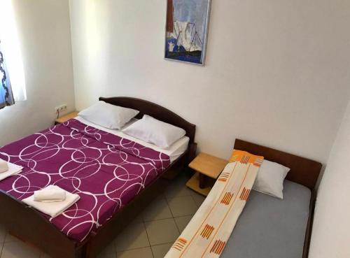 a small room with a bed and a ladder at Apartmani Novak - Srebrno jezero in Veliko Gradište
