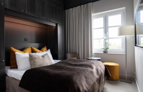 a bedroom with a large bed and a window at Wilhelmsen House in Tønsberg