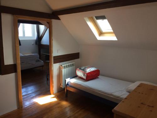 a bedroom with a bed and a skylight at Grand appartement 130m2 à 5mn des stations de ski in Formiguères