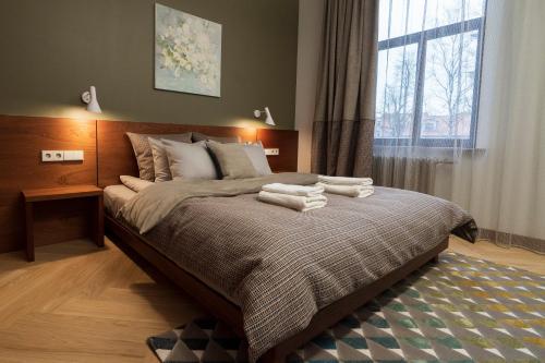 Tempat tidur dalam kamar di Roze Brīvzemnieka Apartments